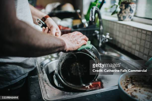 washing dishes - panela - fotografias e filmes do acervo