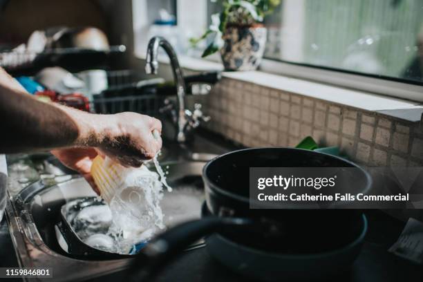 washing dishes - detergente líquido fotografías e imágenes de stock