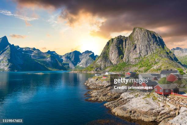 norvegia vista panoramica delle isole lofoten in norvegia con tramonto panoramico - oslo foto e immagini stock