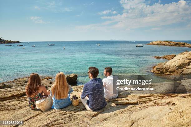 amis appréciant la vue de costa brava de la mer méditerranée - province-de-barcelone photos et images de collection