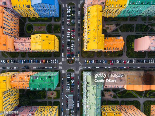 vue aérienne de maisons d'arc-en-ciel - hélicoptère ville photos et images de collection