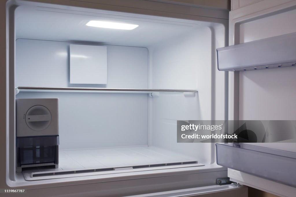 Innen des leeren und sauberen modernen Kühlschranks, Gefrierschrank