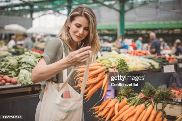 des aliments sains pour une vie saine - marché de plein air photos et images de collection