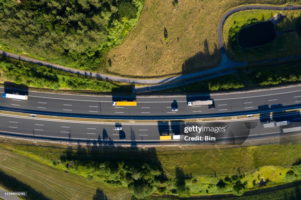 Mehrere Spur Autobahn mit Semi Trucks von oben
