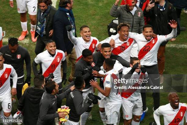 Players of Peru celebrate after winning the Copa America Brazil 2019 Semi Final match between Chile and Peru at Arena do Gremio on July 03, 2019 in...
