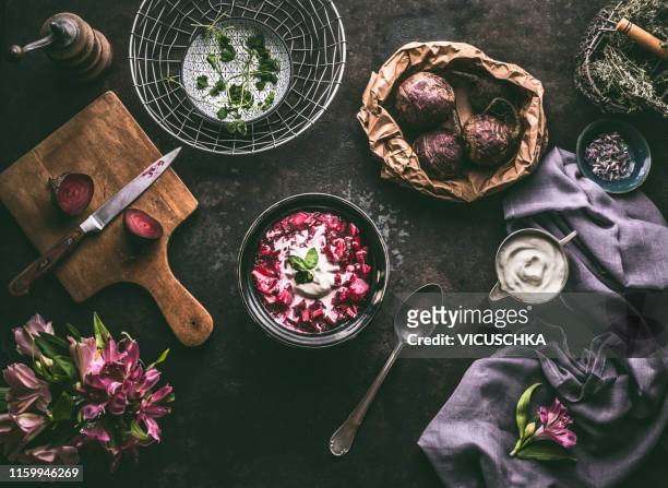 traditional russian beetroot soup borscht in bowl on kitchen table - borscht stockfoto's en -beelden