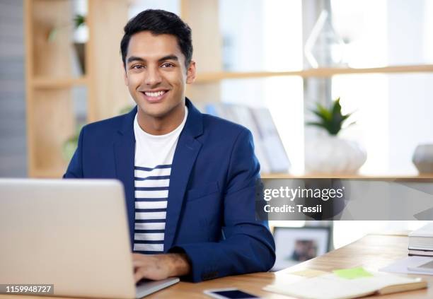 les affaires se redressent bien sous sa direction - confident desk man text space photos et images de collection