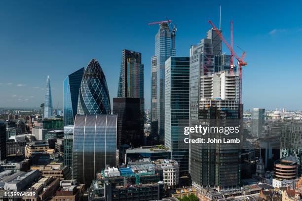 elevated view of london's financial district. - financieel district stockfoto's en -beelden