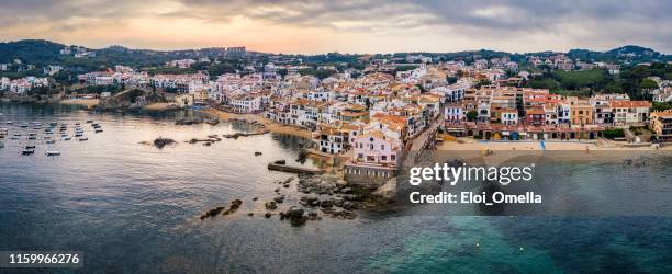 dyllic costa brava küstenstadt calella de palafurgell in der provinz girona, katalonien. spanien - girona stock-fotos und bilder