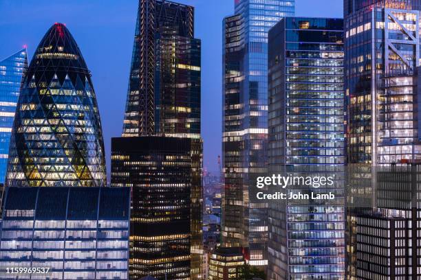 elevated view of london's financial district at night. - city di londra foto e immagini stock