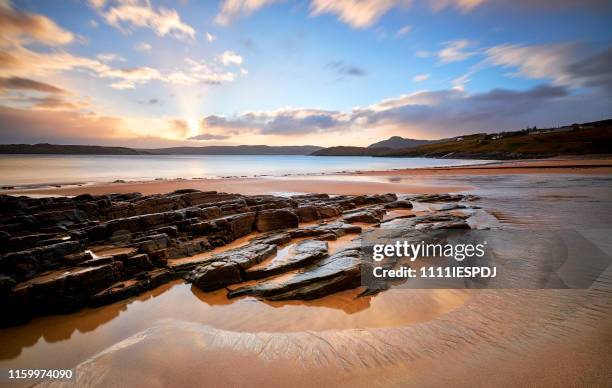 sunrise op talmine beach, schotland, de noordkust 500 - sutherland scotland stockfoto's en -beelden