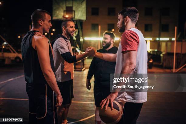 streetball spelare hand skakning efter matchen - evening ball bildbanksfoton och bilder