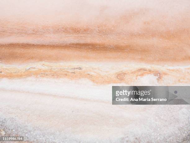 natural white and pink salt background - gerafft stock-fotos und bilder