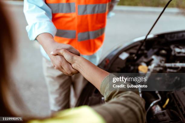 frau dankt um hilfe - roadside assistance stock-fotos und bilder