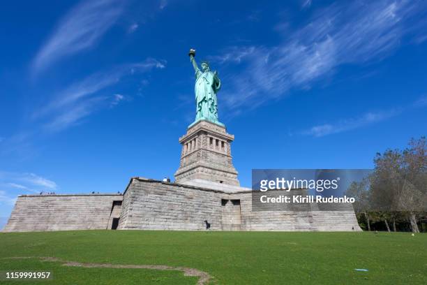 statue of liberty on a bright summer day - insel liberty island stock-fotos und bilder