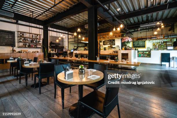 ristorante accogliente per l'incontro con gli amici - moderno tavolo lusso foto e immagini stock
