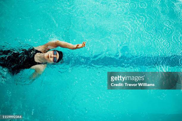 view from directly above a paraplegic woman training in a pool for competitive swimming. - vita attiva foto e immagini stock