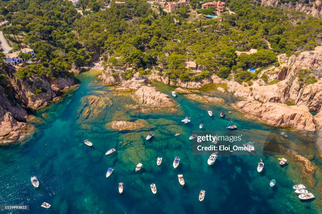 Luchtfoto van Aigua xelida Beach Bay met boten in Begur, Costa Brava, Spanje