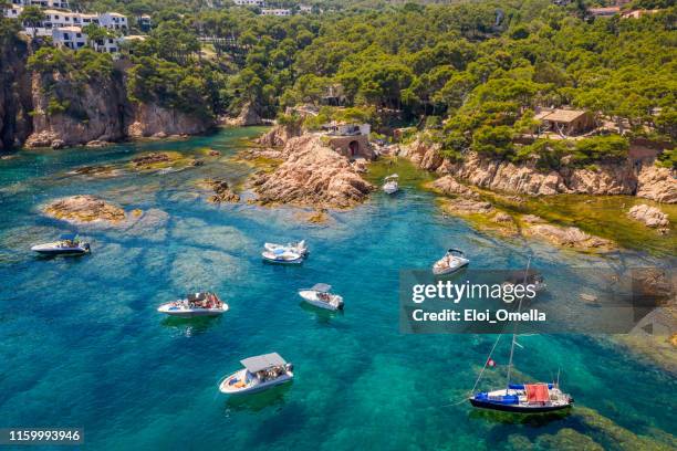 flyg bild över aigua xelida beach bay med båtar i begur, costa brava, spanien - tossa de mar bildbanksfoton och bilder