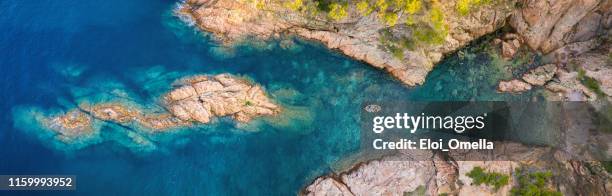 vista panorámica del yate en la superficie del agua desde la vista superior en una playa escondida en el mar mediterráneo, costa brava, españa - bay of water fotografías e imágenes de stock