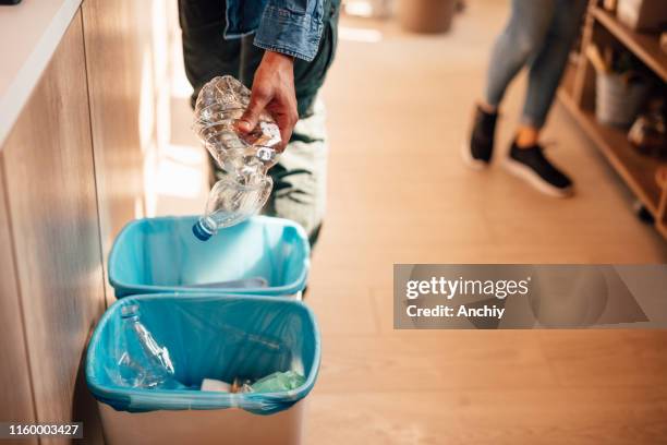 eco-container met plastic flessen - recylcebak stockfoto's en -beelden