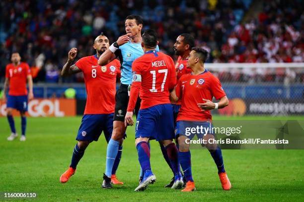 Chile players argue with Referee Wilmar Roldan during the Copa America Brazil 2019 Semi Final match between Chile and Peru at Arena do Gremio on July...