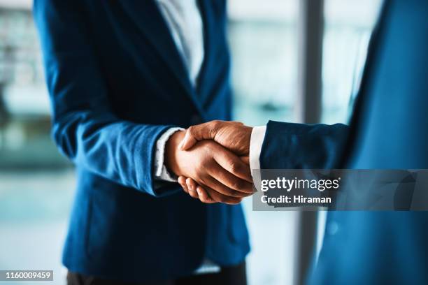 associez-vous et poursuivez vos objectifs ensemble - handshake photos et images de collection