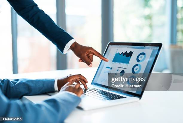 essentiële aantal kraken software voor het bedrijfsleven - business audit stockfoto's en -beelden