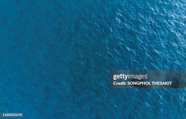 aerial view/ocean waves from a high angle - sea fotografías e imágenes de stock