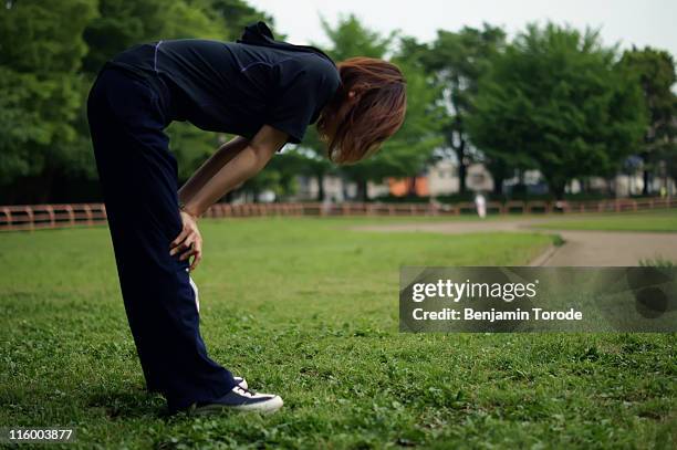 catching breath - hand on knee stock pictures, royalty-free photos & images