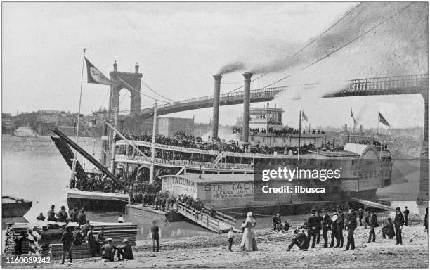 ilustraciones, imágenes clip art, dibujos animados e iconos de stock de foto antigua en blanco y negro de cincinnati, ohio: river and steamer - vintage steamship