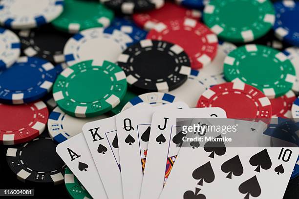 poker chips and cards - royal flush stockfoto's en -beelden