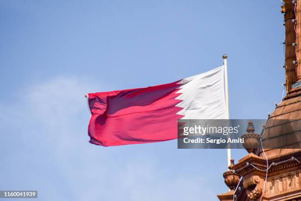 qatar flag - qatar flag stock pictures, royalty-free photos & images