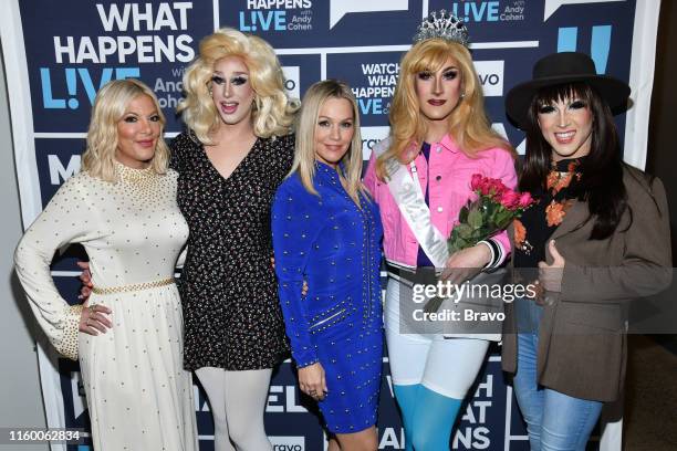 Episode 16126 -- Pictured: Tori Spelling, Jennie Garth with 90210 Drag Queens --