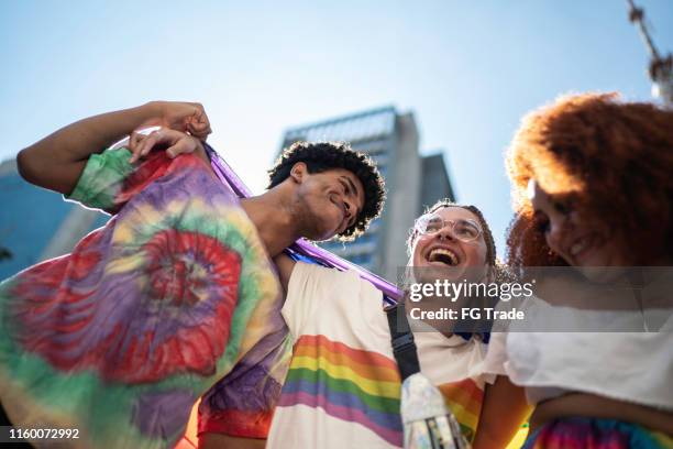 grupo de amigos que apreciam a parada de lgbtqi - respeito - fotografias e filmes do acervo