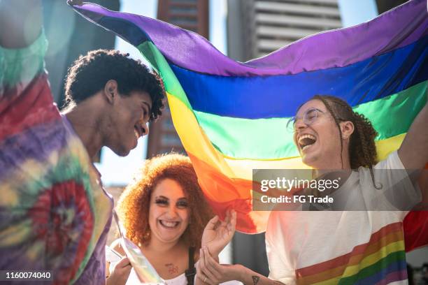 groep vrienden genieten van de lgbtqi parade - optocht stockfoto's en -beelden