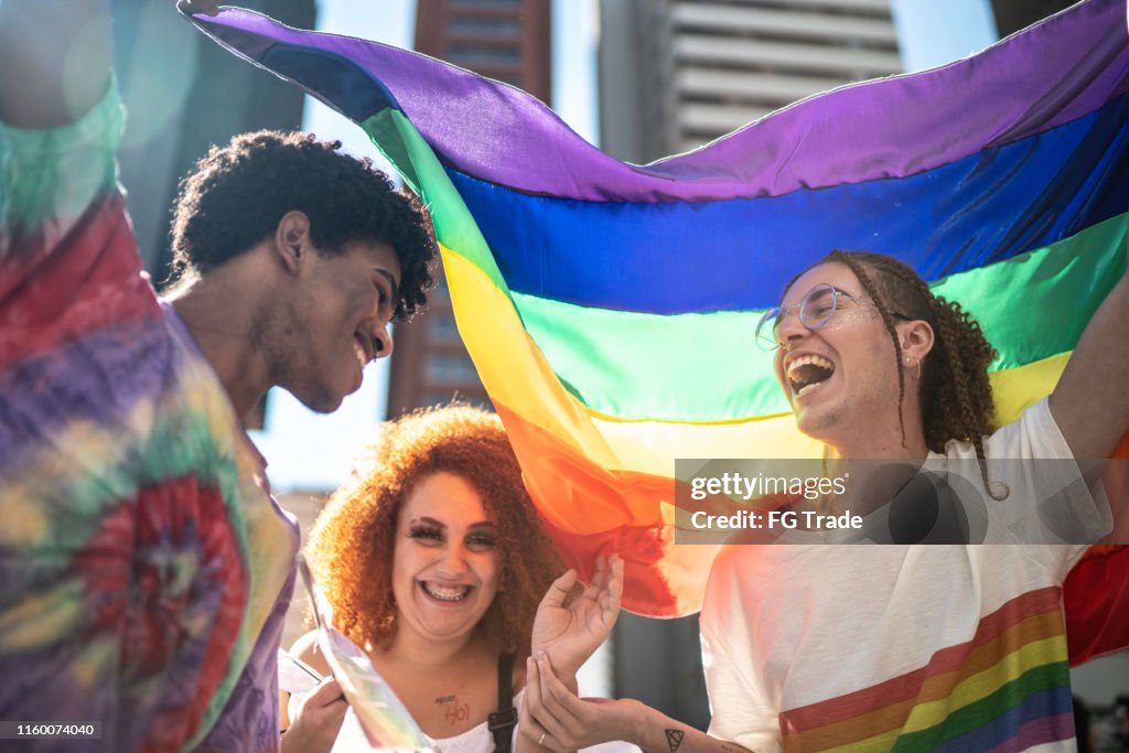 Grupo de amigos que apreciam a parada de LGBTQI
