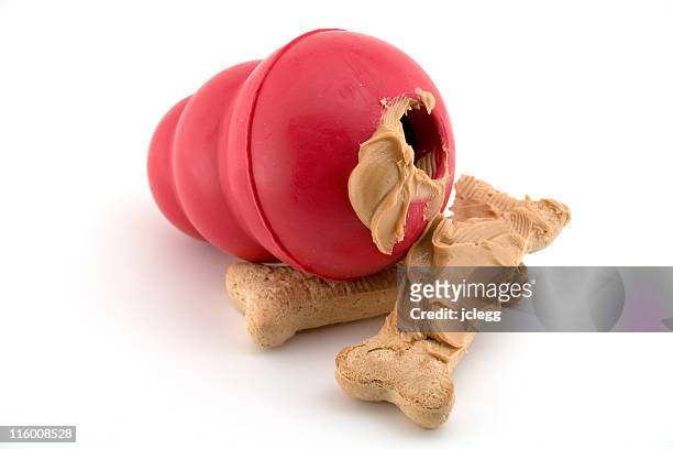 beurre de cacahuètes friandises pour chien - jouet pour chien photos et images de collection
