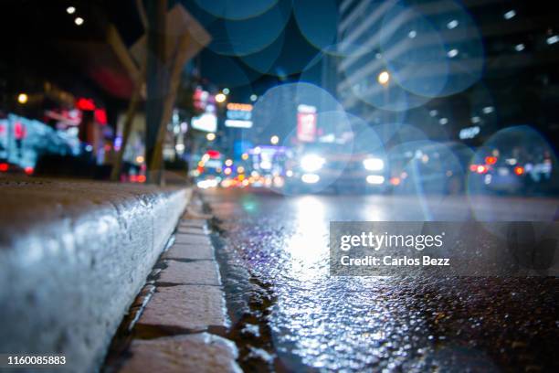 curb at night with lights - kerb stock pictures, royalty-free photos & images