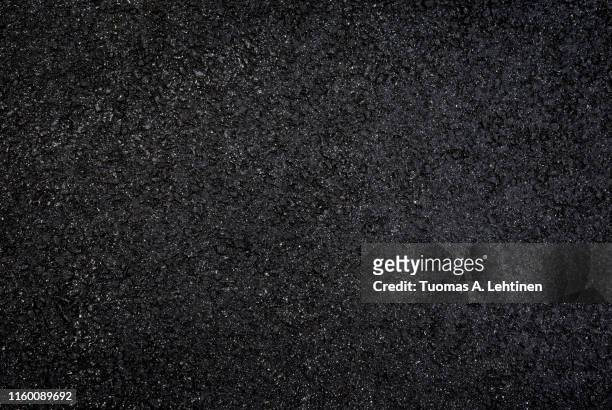 background of wet and dark gray asphalt - macadam photos et images de collection