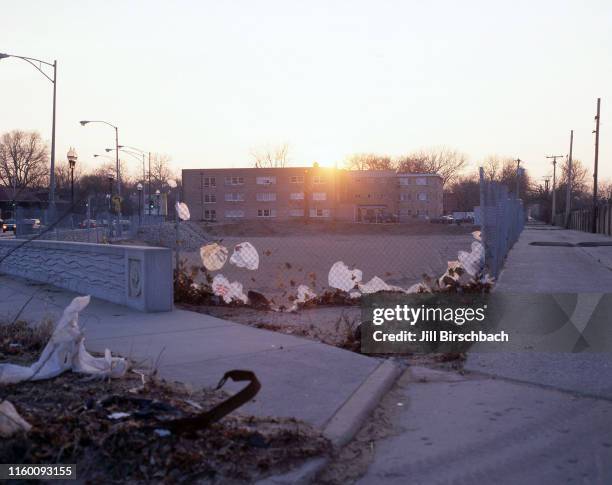 empty lot in chicago rogers park neighborhood - unbebautes grundstück stock-fotos und bilder