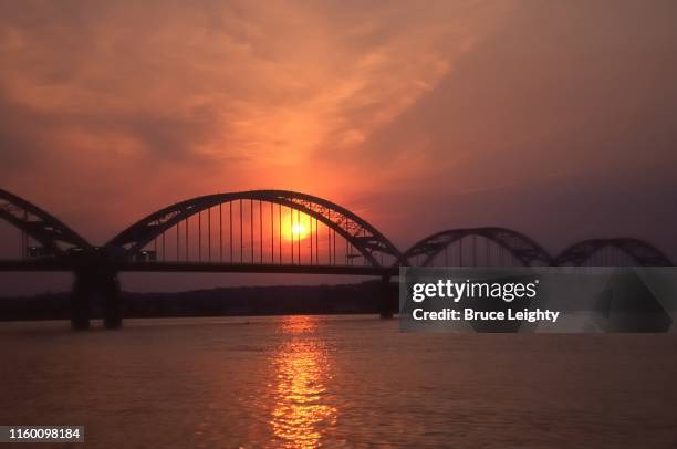 bridge spanning the mississippi at sunset - davenport imagens e fotografias de stock