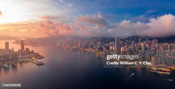 dawn over hong kong island - tour two international finance center photos et images de collection