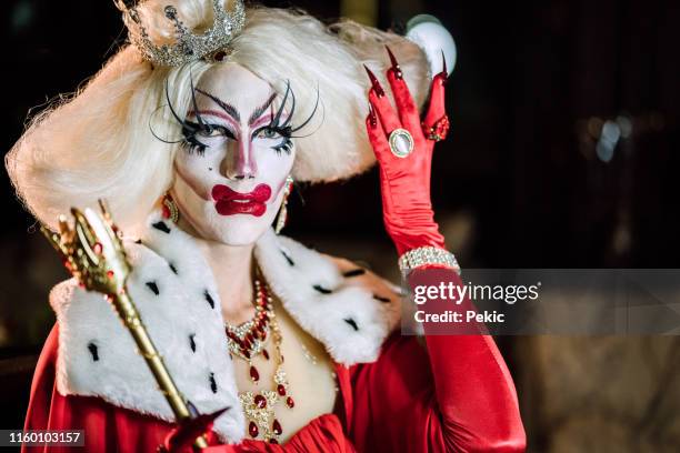 porträt der drag queen im roten kleid - dragqueen stock-fotos und bilder