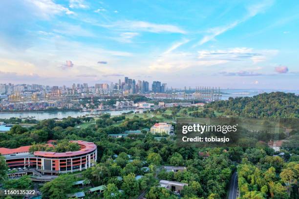 singapore landschap en stad - golfbaan green stockfoto's en -beelden