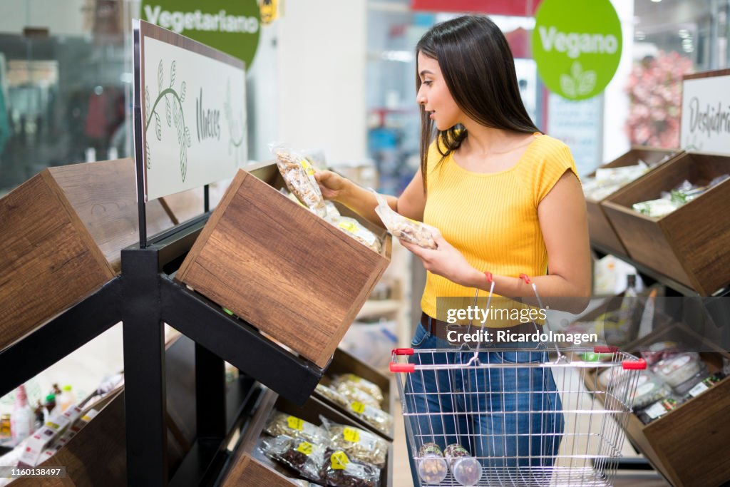 健康用品店で食料品を買う女性