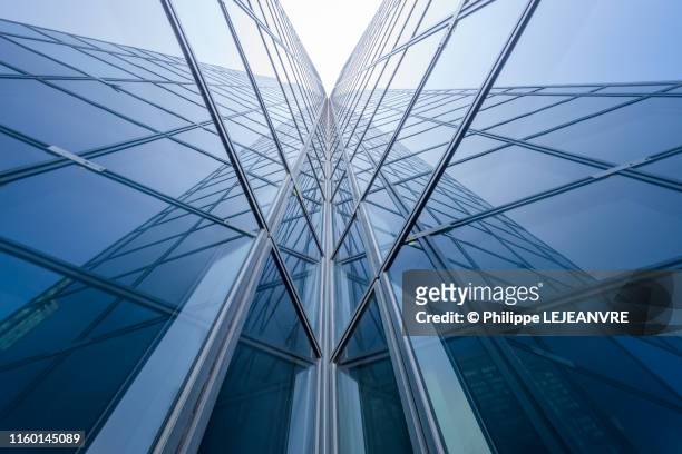 modern glass building mirror reflections - torre struttura edile foto e immagini stock