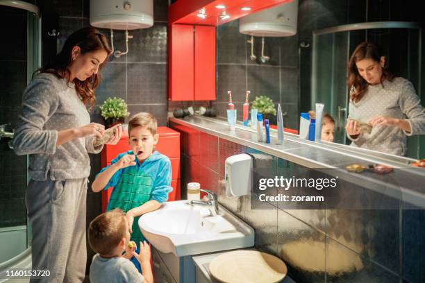 klaar voor bed - electric toothbrush stockfoto's en -beelden