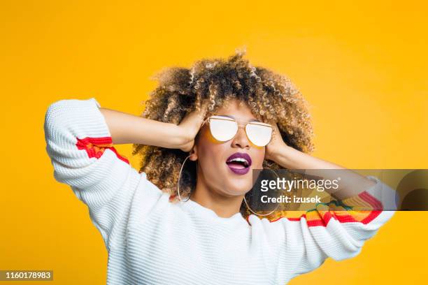 funky afro meisje tegen gele achtergrond - colored sunglasses stockfoto's en -beelden