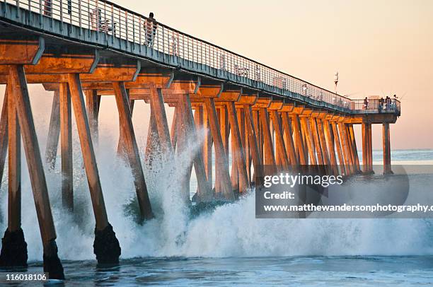 crash at the pier - hermosa beach stockfoto's en -beelden